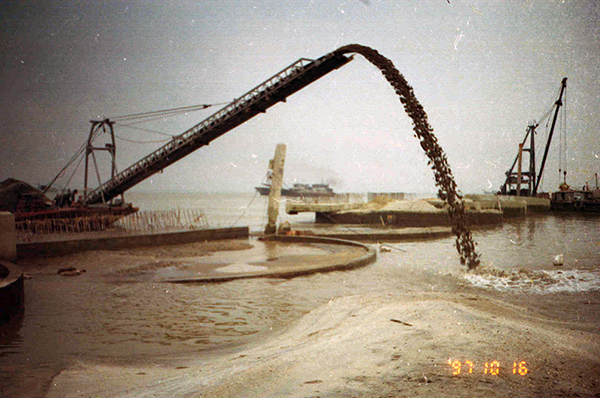 The sand blowing process on the Cylinder revetment site in 1997